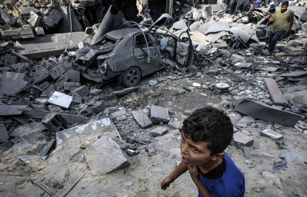 Dečak u POjsu Gaze prolazi kroz ruševine nakon napada izraelskih snaga