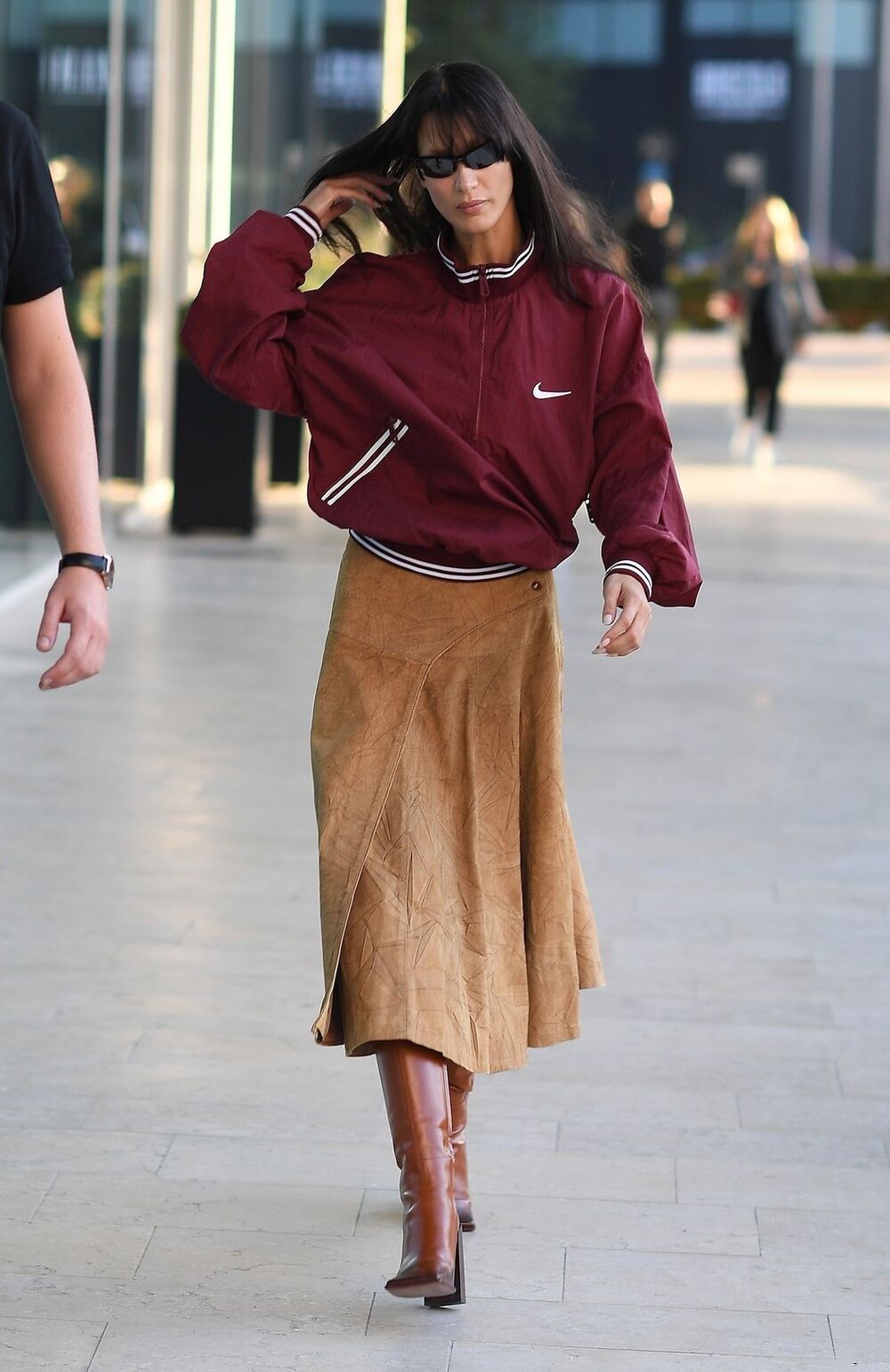 Bela Hadid je tokom nedelje mode u Milanu prošle godine viđena u kombinaciji koja spaja omiljene jesenje boje, na čelu s raskošnom burgundi