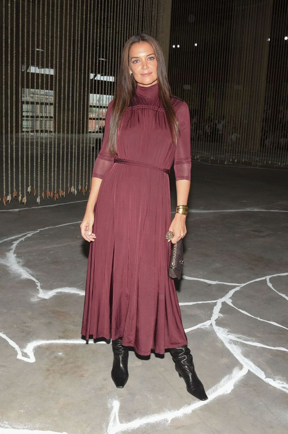Glumica i režiserka Kejti Holms u septembru 2023. pojavila se na Nedelji mode u Njujorku u vrlo šik burgundi haljini