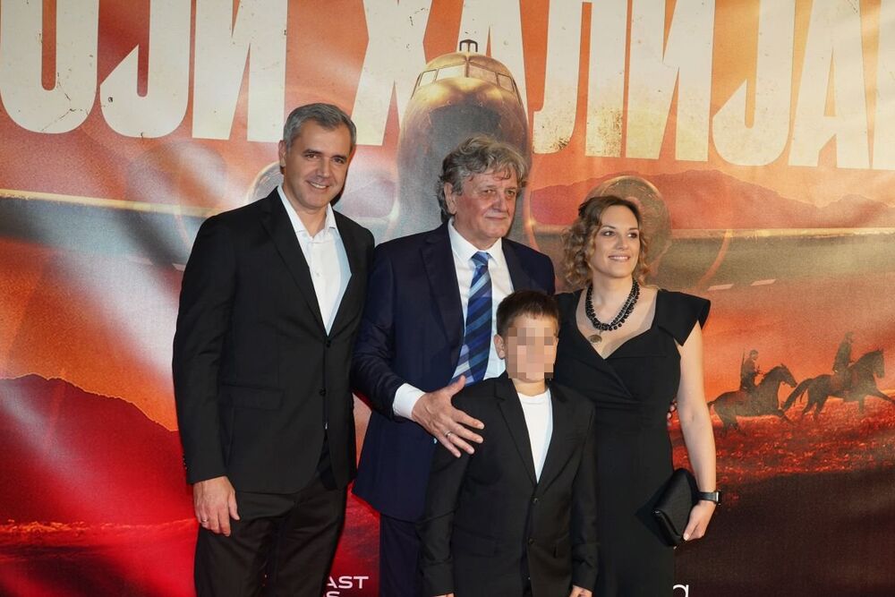 Jelena Bajić Jočić sa suprugom Predragom Jočićem, ocem Radošem Bajićem i sinom Filipom na premijeri filma 'Heroji Halijarda'
