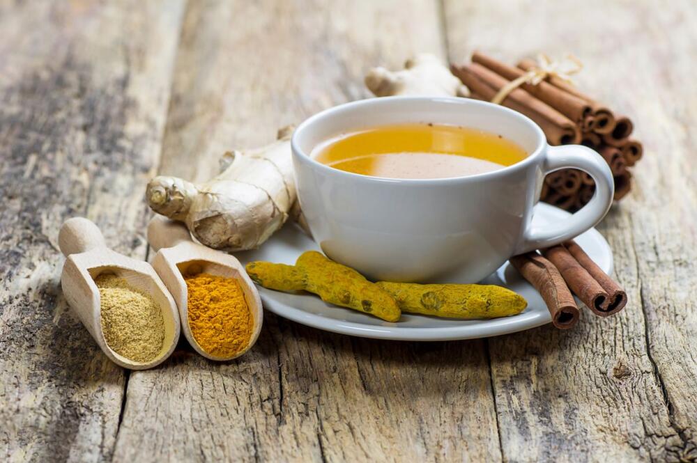 sipajte malo kurkume u svoj čaj i uživajte u zdravom napitku