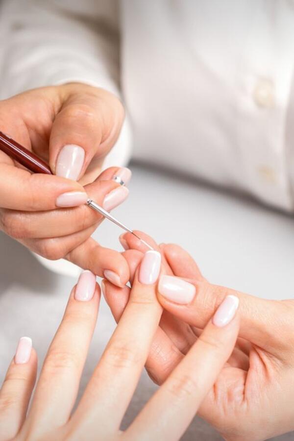 Optička iluzija i kratki nokti postaju dugi: Pametni manikir trendovi koji izlivanje i nadogradnju šalju u zaborav