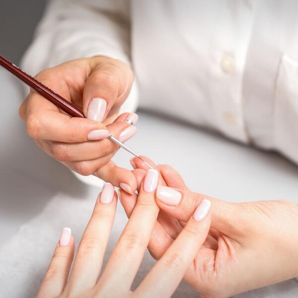 Optička iluzija i kratki nokti postaju dugi: Pametni manikir trendovi koji izlivanje i nadogradnju šalju u zaborav