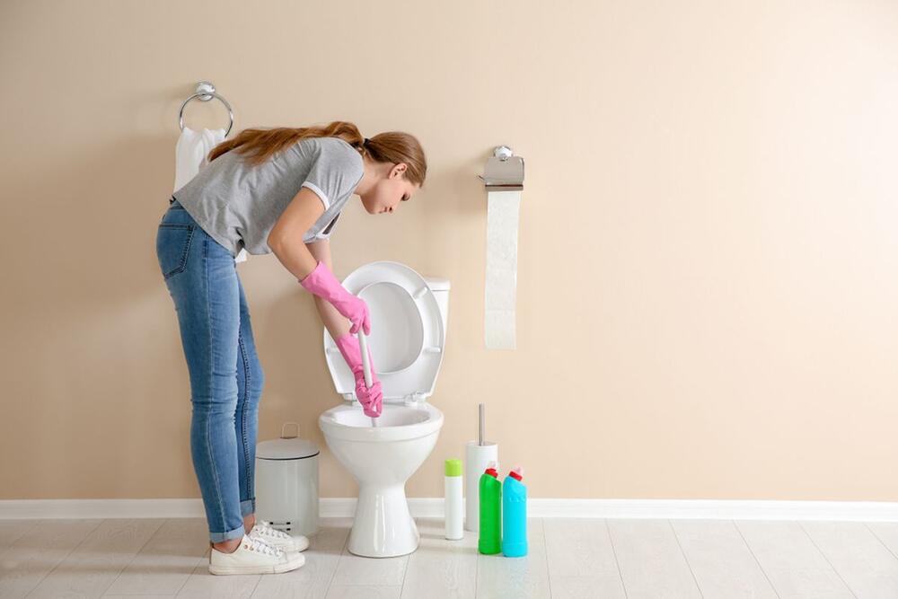 ako pri ruci nemate otpušivač, probajte ovaj trik za otpušavanje wc šolje