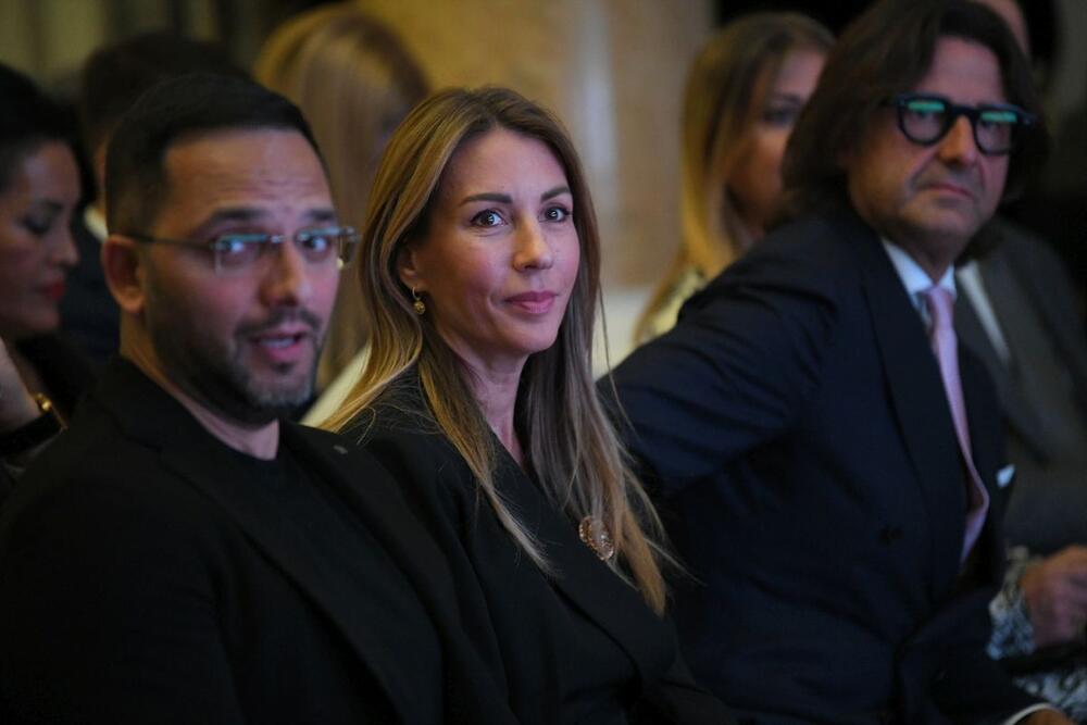 <p>Poznati srpski par Damir i Dubravka Đedović Handanović pojavili su se zajedno u Ambasadi Republike Italije.</p>