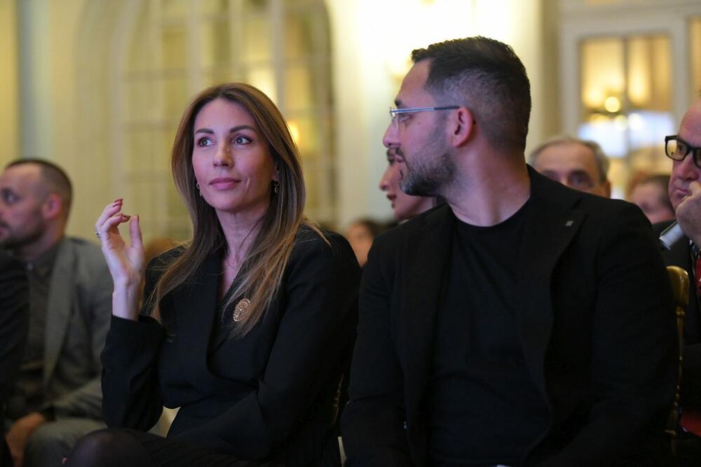 <p>Poznati srpski par Damir i Dubravka Đedović Handanović pojavili su se zajedno u Ambasadi Republike Italije.</p>
