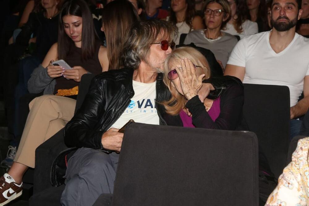 žika todorović poljubio je mamu u bioskopu