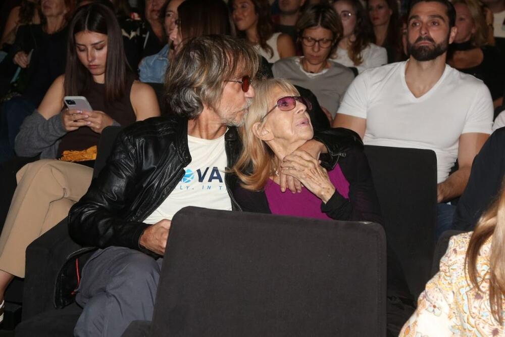 <p>Srđan Žika Todorović s mamom Snežanom Matić, bivšom balerinom raznežio je mnoge na premijeri filma "Čuvari formule"</p>