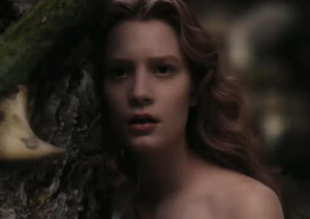 Mia Vašikovska u filmu 'Alisa u Zemlji čuda' (2010)