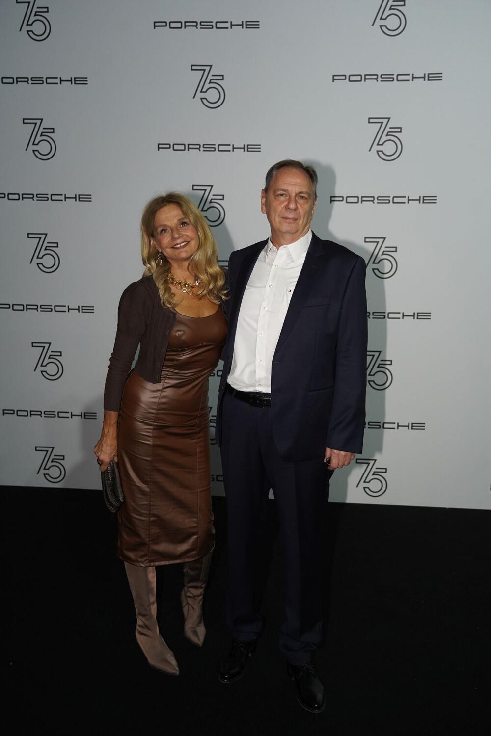 Mirjana Bobić Mojsilović u zavodljivoj i kožnoj haljini boje čokolade