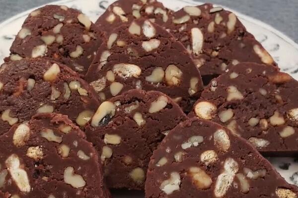 Domaće toblerone od 3 sastojka: Sitni kolači koji se prave za 120 sekundi mogu da se služe i na posnoj i na mrsnoj slavi