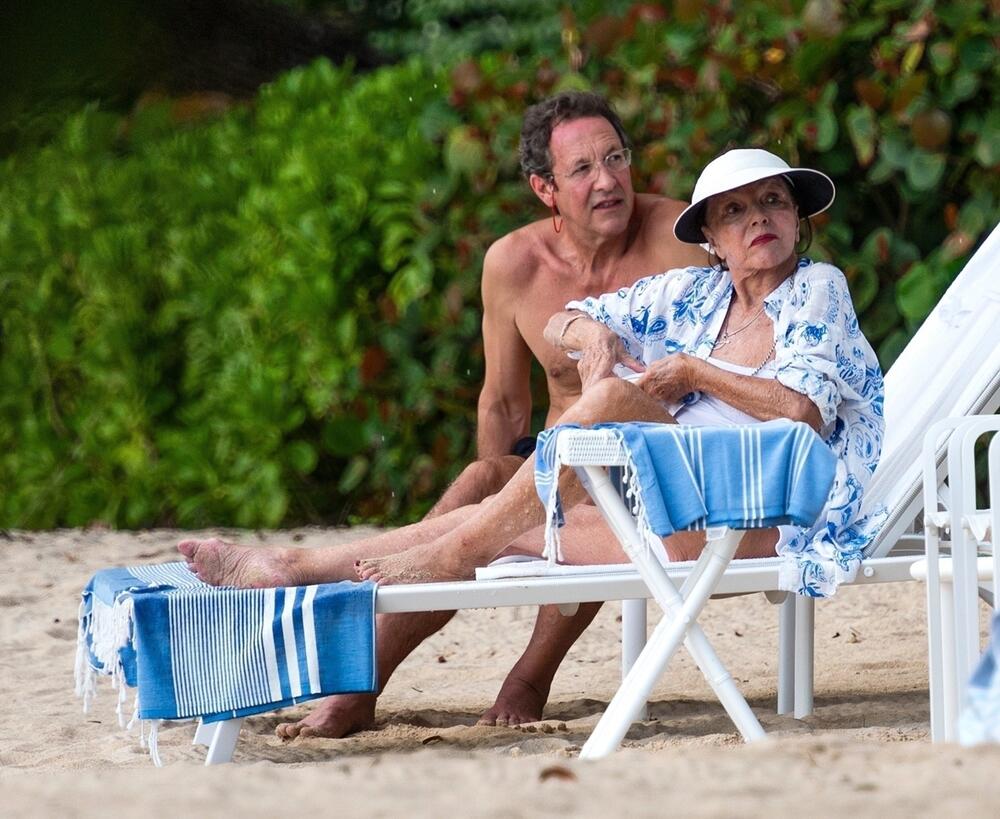 <p>Slavna glumica se opuštala i uživala na plaži sa svojim partnerom. </p>