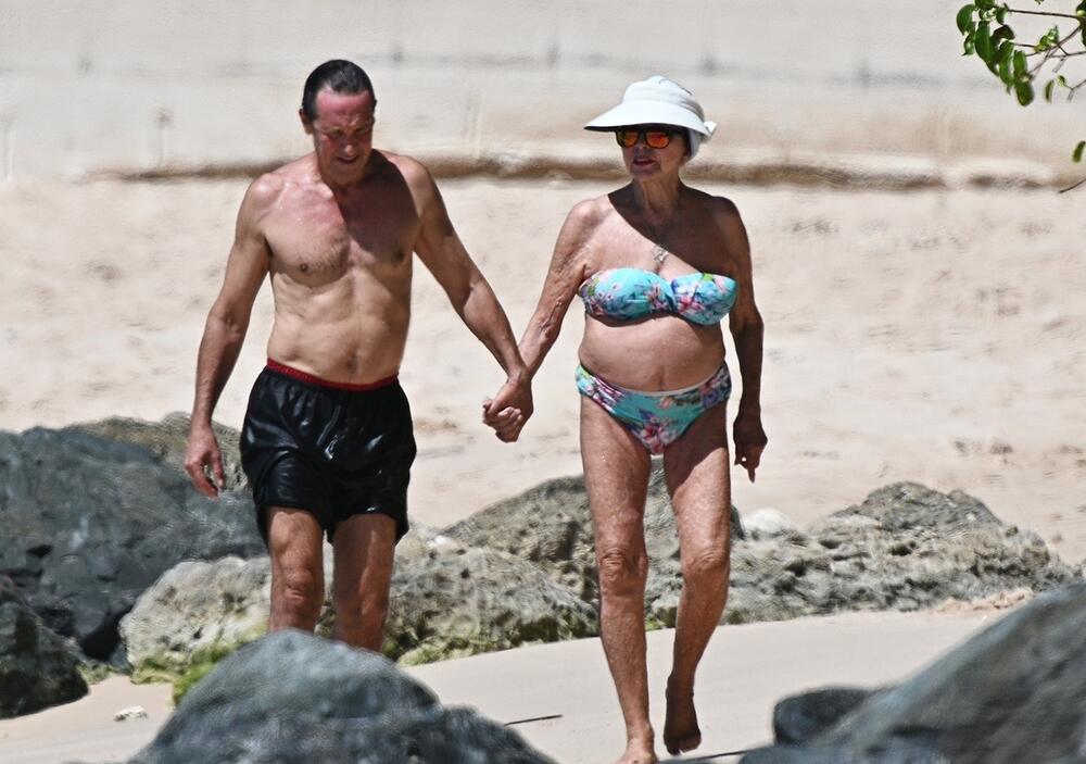 <p>Slavna glumica se opuštala i uživala na plaži sa svojim partnerom. </p>