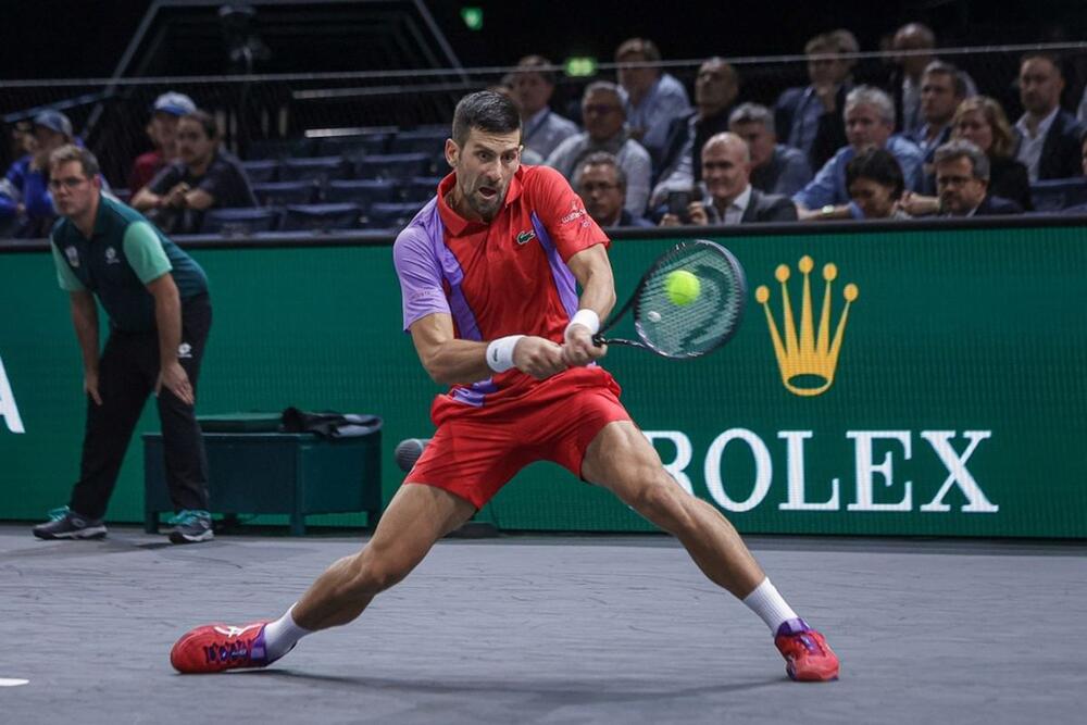 Novak Đoković na Mastersu u Parizu u crveno-ljubičastoj opremi