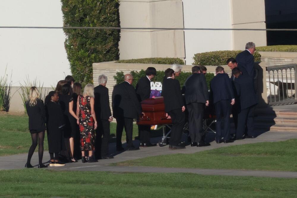 <p>Metju Peri sahranjen je na groblju u Los Anđelesu, a na početak sahrane stigli su njegovi "Prijatelji" iz serije.</p>