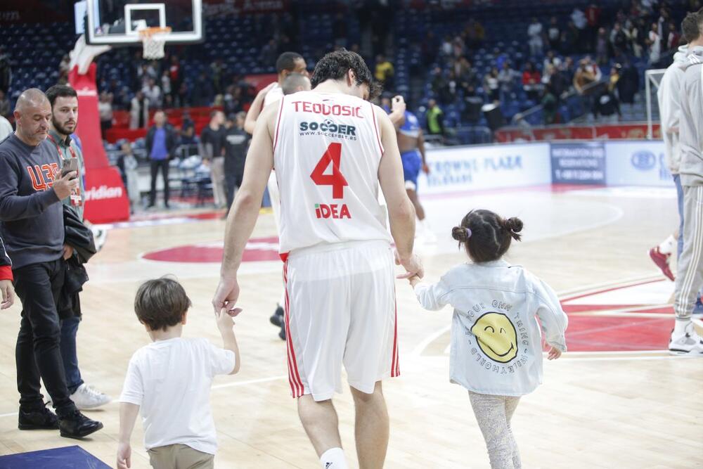 Miloš Teodoić sa ćerkom Petrom i sinom Bogdanom na meču Crvena zvvezda-Budućnost