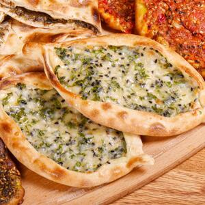 Mekani punjeni hlebići sa filom od sira ili od mesa: Arapska pita FATAJER pravi se očas posla, a njen ukus je božanstven