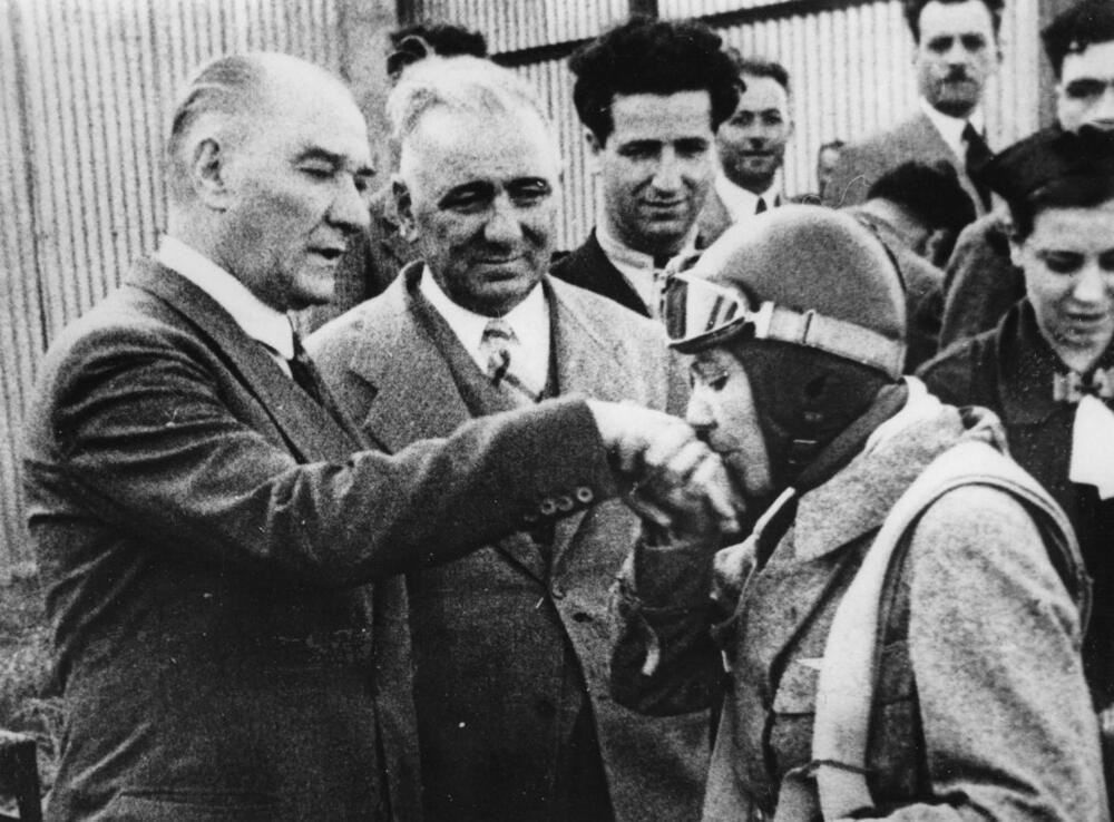 Čuvena turska pilotkinja Sabiha Gokčen ljubi ruku Mustafi Kemalu Ataturku