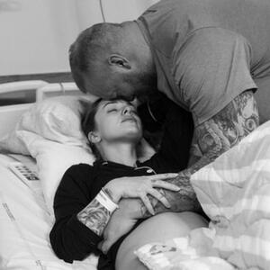 "Reči ne mogu da opišu ovaj bol": Obožavani glumac i njegova supruga dobili ćerku u 22. nedelji trudnoće, pa je izgubili