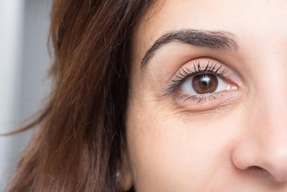 Tokom normalnog procesa starenja, koža može toliko da se opusti da ometa vid