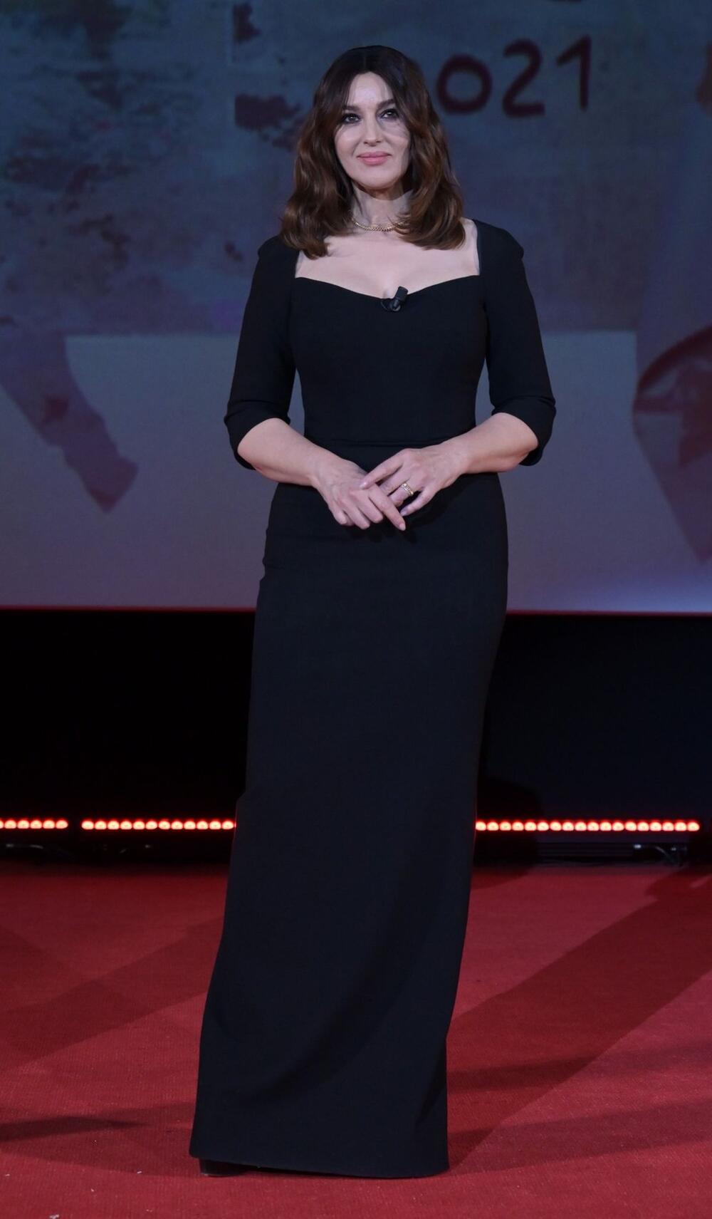 Monika Beluči 2021. na Filmskom festivalu u Torinu u sličnoj haljini