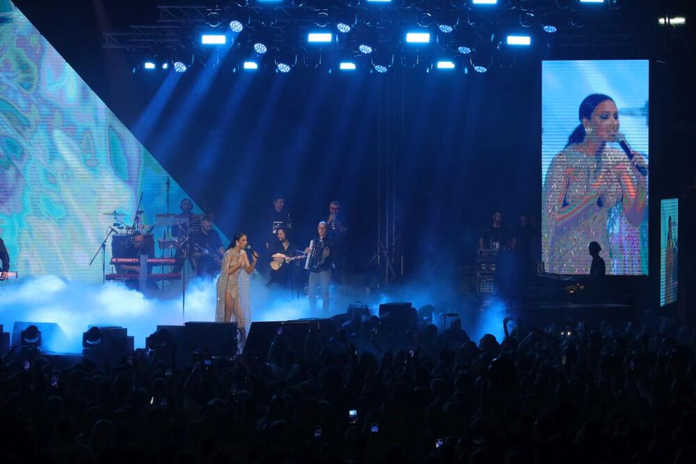Elegantna haljina Aleksandre Prijović na prvom od tri zakazana koncerta u niškom Čairu