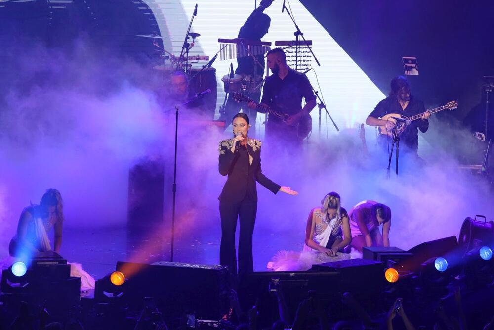 <p>Aleksandra Prijović je osim što je serijom rasprodatih koncerata pokorila region, magičnim autfitima pokorila i svet mode. </p>