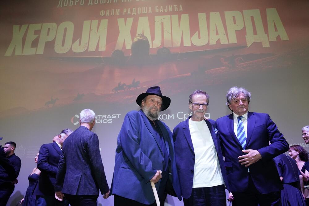 Žarko Laušević sa Petrom Božovižem i Radošem Bajićem na premijeri filma Heroji Halijarda 