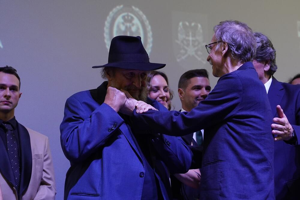 Petar Božović je poljubio ruku Žarku Lauševića na premijeri filma Heroji Halijarda 