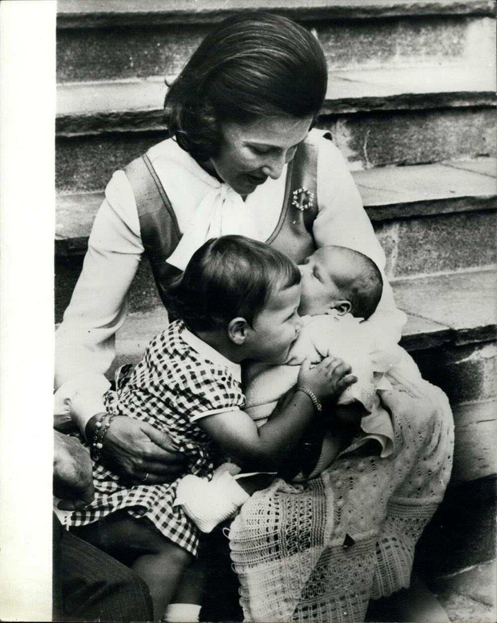 Kraljica Sonja sa sinom Hakonom i ćerkom Martom Luizom