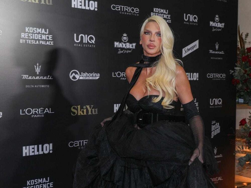 <p>Jelena Karleuša pojavila se na crvenom tepihu u crnoj haljini kakvu je mogla da nosi i u Holivudu.</p>