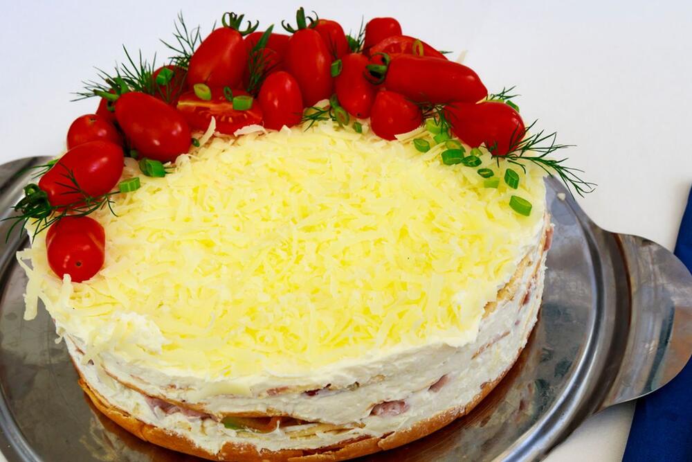 Slana torta sa šunkom, sirom, pavlakom i majonezom idealan je izbor za vašu trpezu