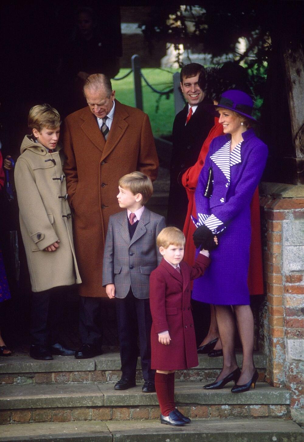 Princ Filip, princ Endru, princ Vilijam, princ Hari i princeza Dajana u Sandringemu, nakon božićne službe 1989. godine