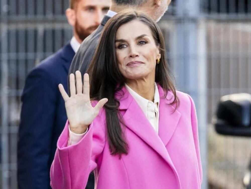 Kraljica Leticija od Španije tokom posete Kopenhagenu u ružičastom kaputu