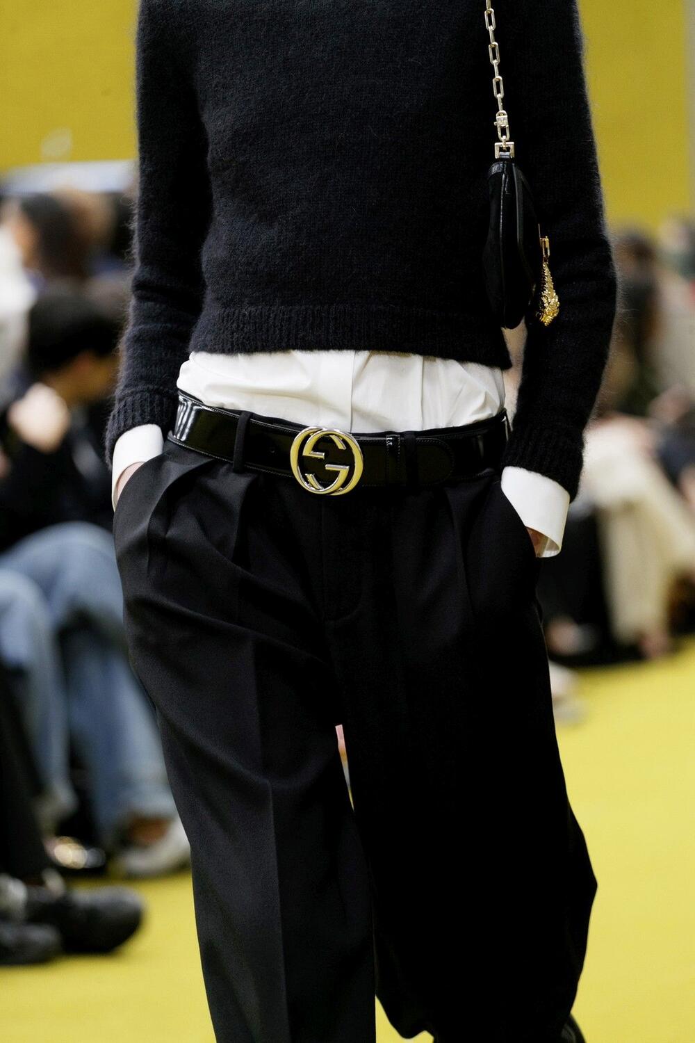 Gucci predlaže da se poslovne pantalone nose uz košulju i džemper u kontrastnim bojama