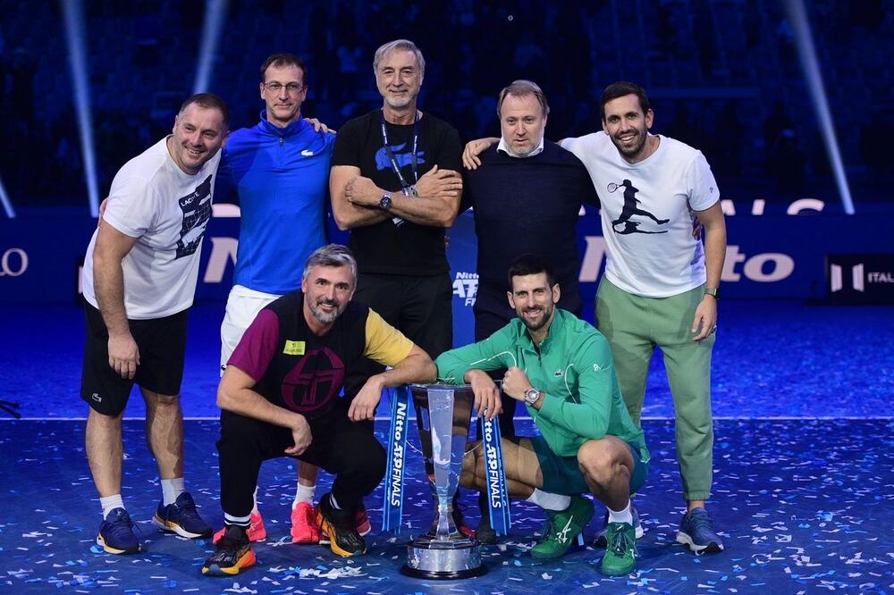Novak Đoković sa svojim timom posle pobede na turniru u Torinu 