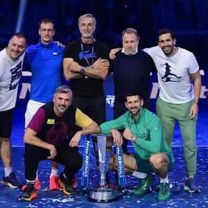 Čim je osvojio trofej, otrčao je do njih da ih zagrli i poljubi: Sa kim je Novak prvo proslavio pobedu u Torinu?