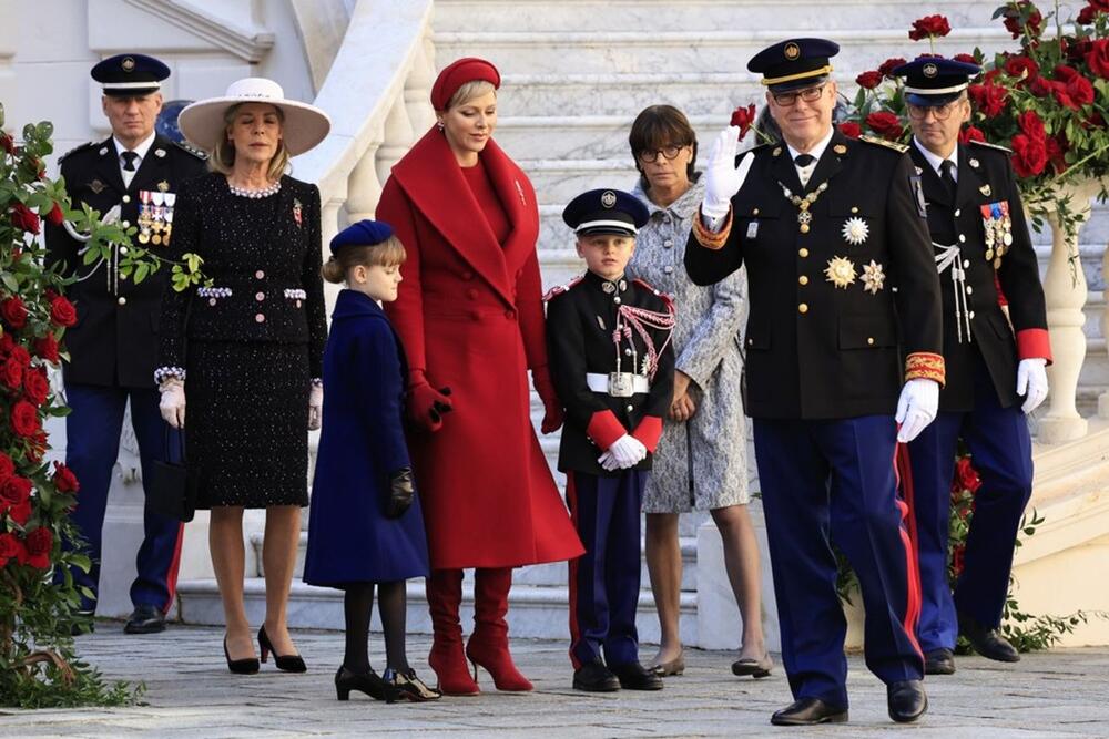 Princeza Šarlin od Monaka u crvenom kaputu