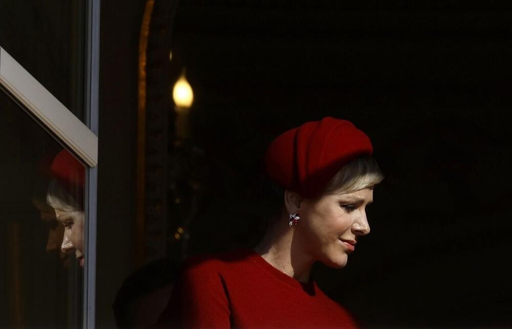 Princeza Šarlin od Monaka u crvenom kaputu