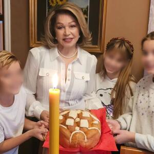 Novogodišnja magija u domu Nede Ukraden: Pevačica sa unucima je već okitila jelku, a glavni ukras je LJUBAV