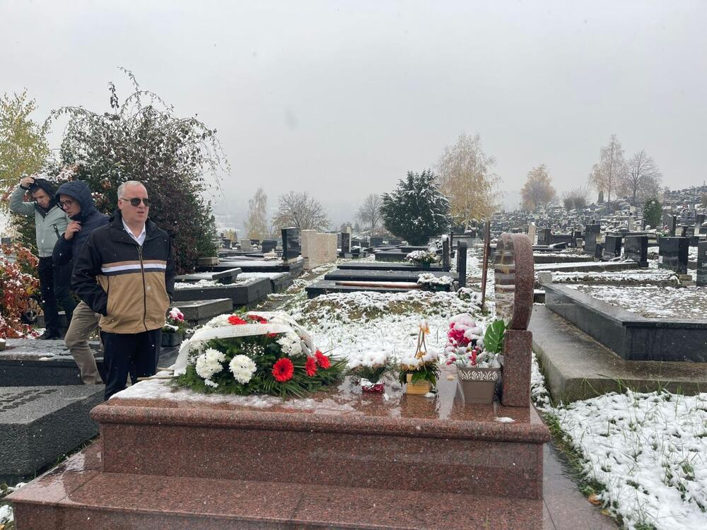 Saša Matić obišao je grob Kemala Montena u Sarajevu