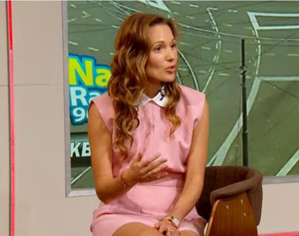 Jelena Đoković u roze mini-haljini s kragnom