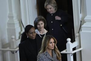 Ona jedina nije nosila crno: Svi pričaju o autfitu Melanije Tramp na sahrani bivše prve dame SAD - Rozalin Karter