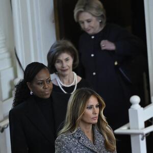 Ona jedina nije nosila crno: Svi pričaju o autfitu Melanije Tramp na sahrani bivše prve dame SAD Rozalin Karter