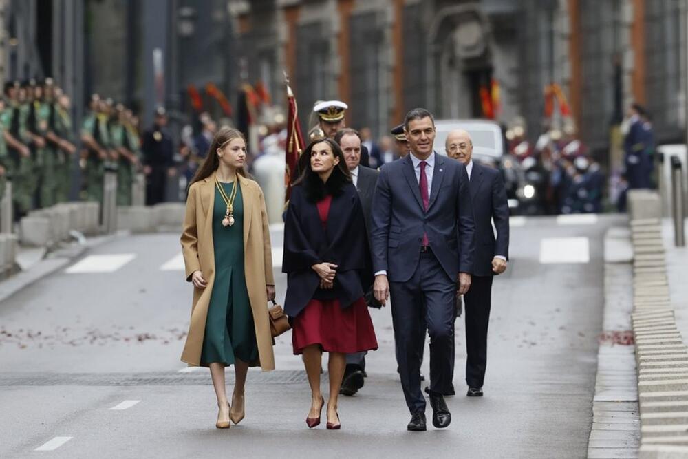 Premijer Španije Pedro Sančez sa španskom kraljevskom porodicom