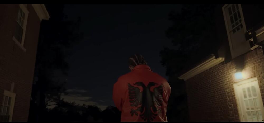 Drejk u novom spotu nosi jaknu sa nacionalnim simbolom Albanije 