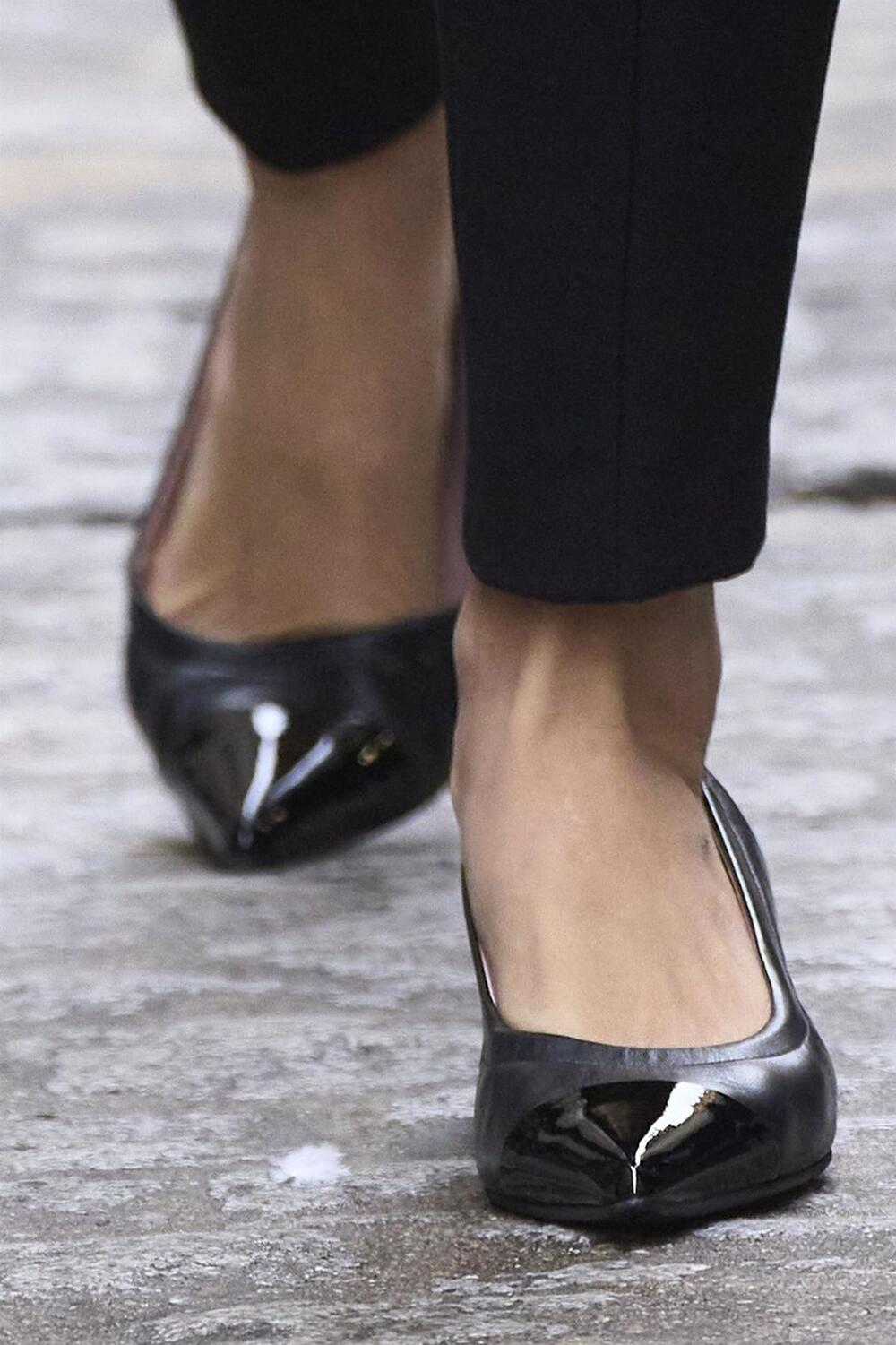 Nova modna kombinacija kraljice Leticije od Španije: crno-beli pepito Uterqüe sako, crne pantlaone i cipele sa niskom kitten štiklom