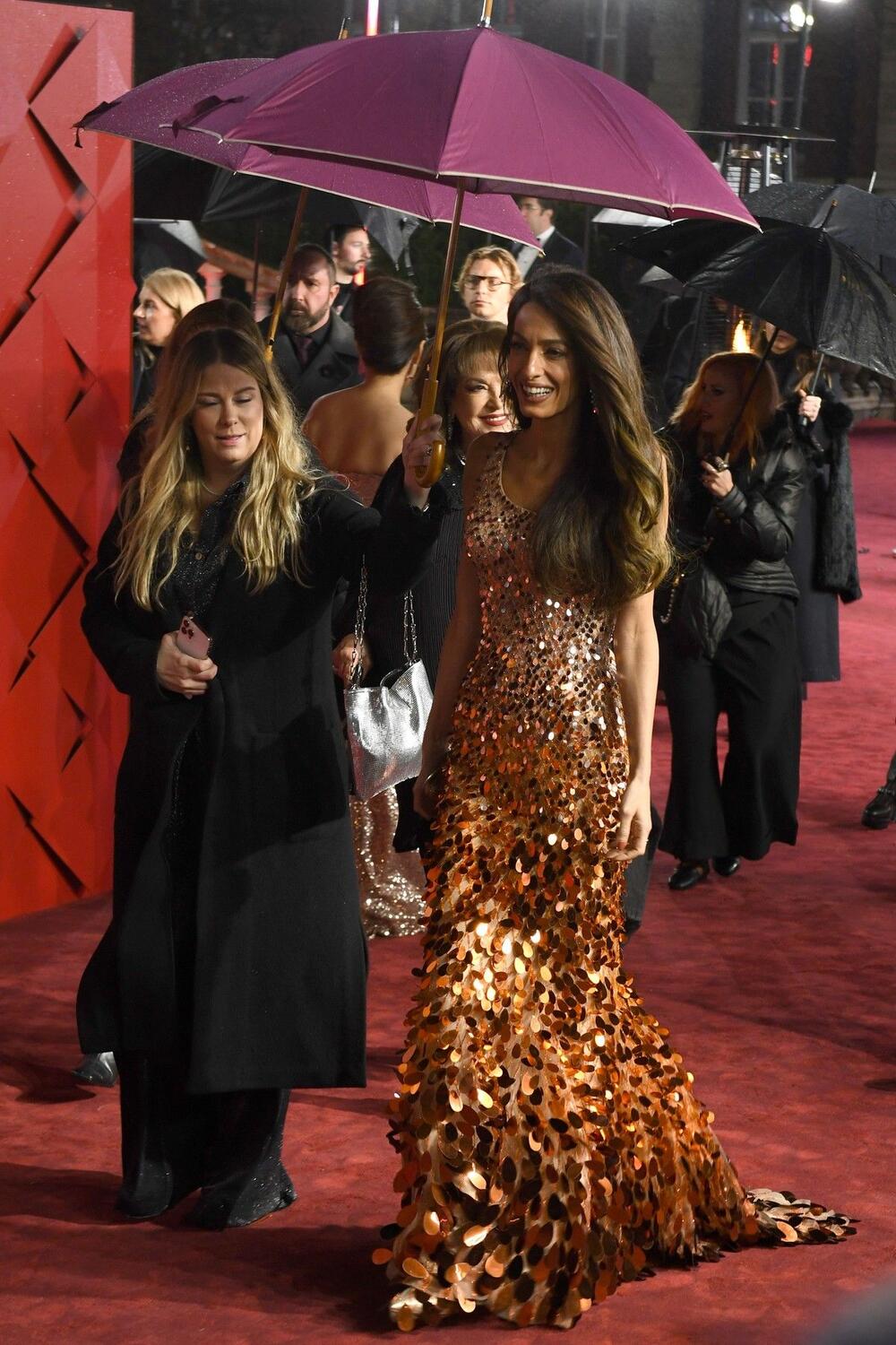 Amal Kluni oduševila je na dodeli nagrada Fashion Awards 2023 Versace haljinom