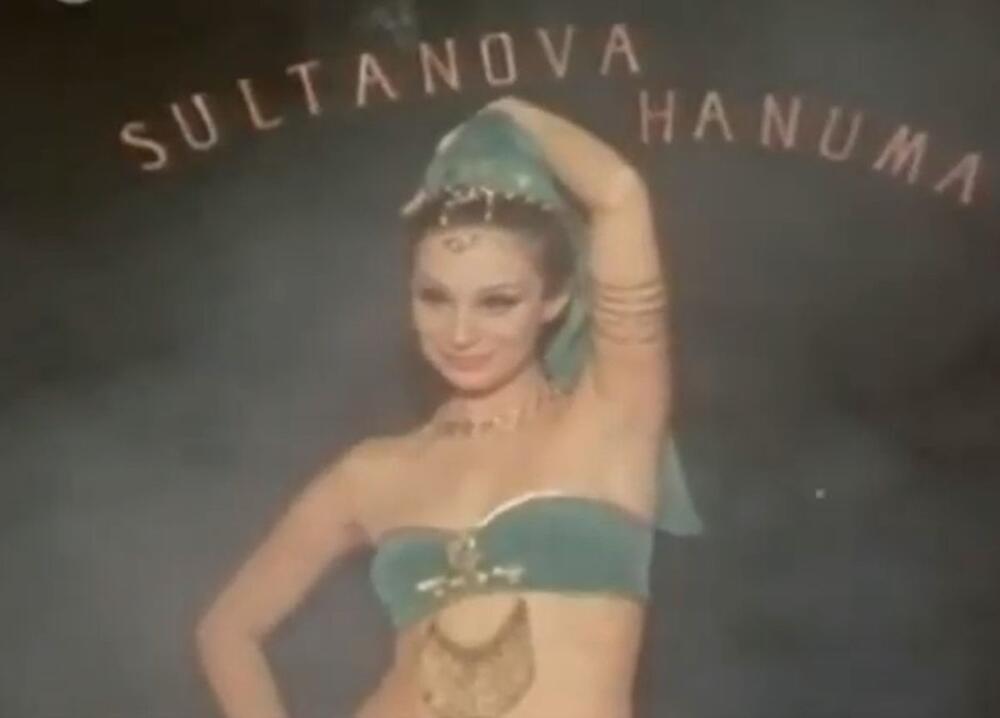 Manekenka Nuša Marović, jedan od prvih jugoslovenskih modela, u filmu "Pusti snovi" (1968)