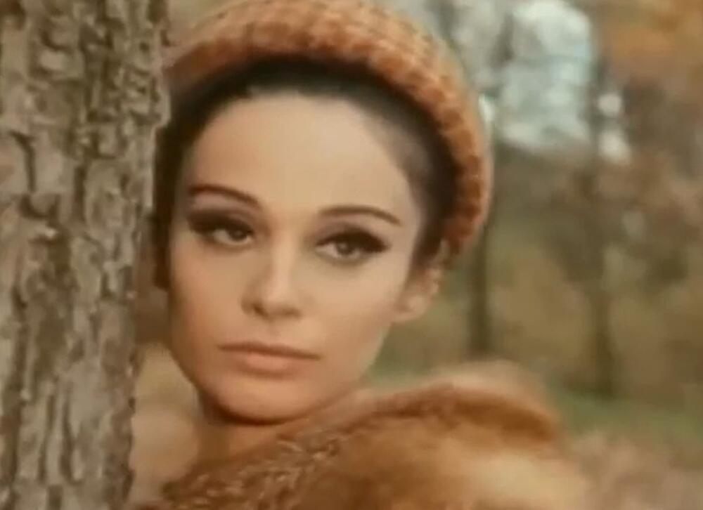 Manekenka Nuša Marović, jedan od prvih jugoslovenskih modela, u filmu "Pusti snovi" (1968)